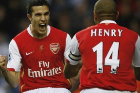 开云体育下载-库里主宰比赛走向，独行侠强压快船，当神迹与铁血重塑西部版图