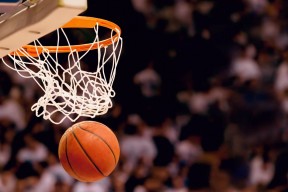 开云体育平台APP-浓眉关键战不手软，NBA季后赛之夜的巨人觉醒