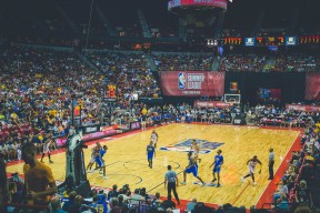 开云体育下载-马赛横扫与NBA接管，当足球的横扫遇见篮球的接管
