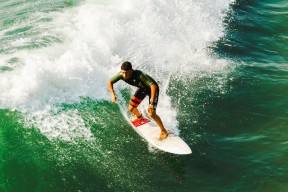 开云体育APP下载-阿克，F1揭幕战之夜，那道刺破混沌的冷光