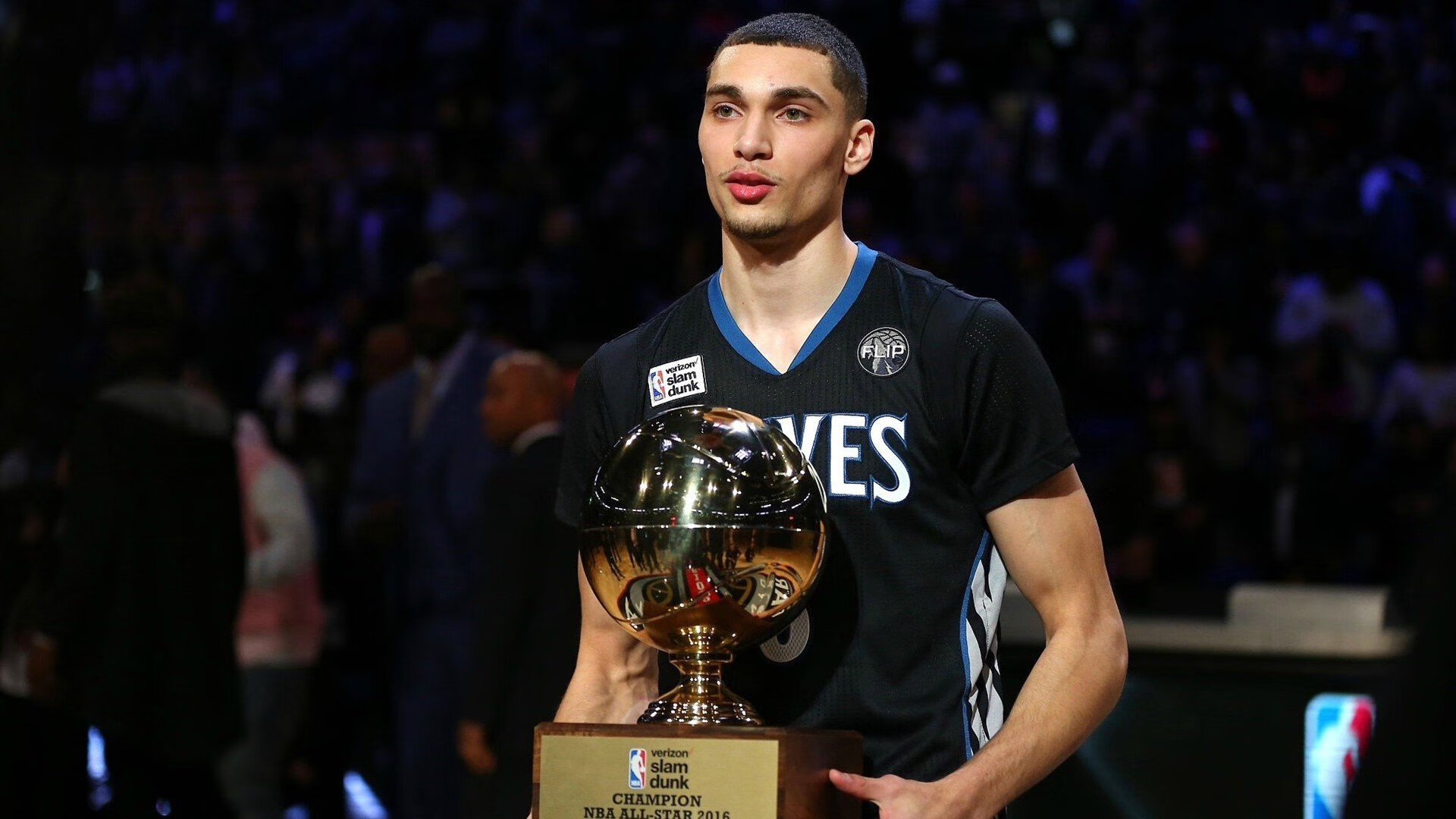 哈登轰下42分主导比赛,底特律活塞力克深圳队展现统治力