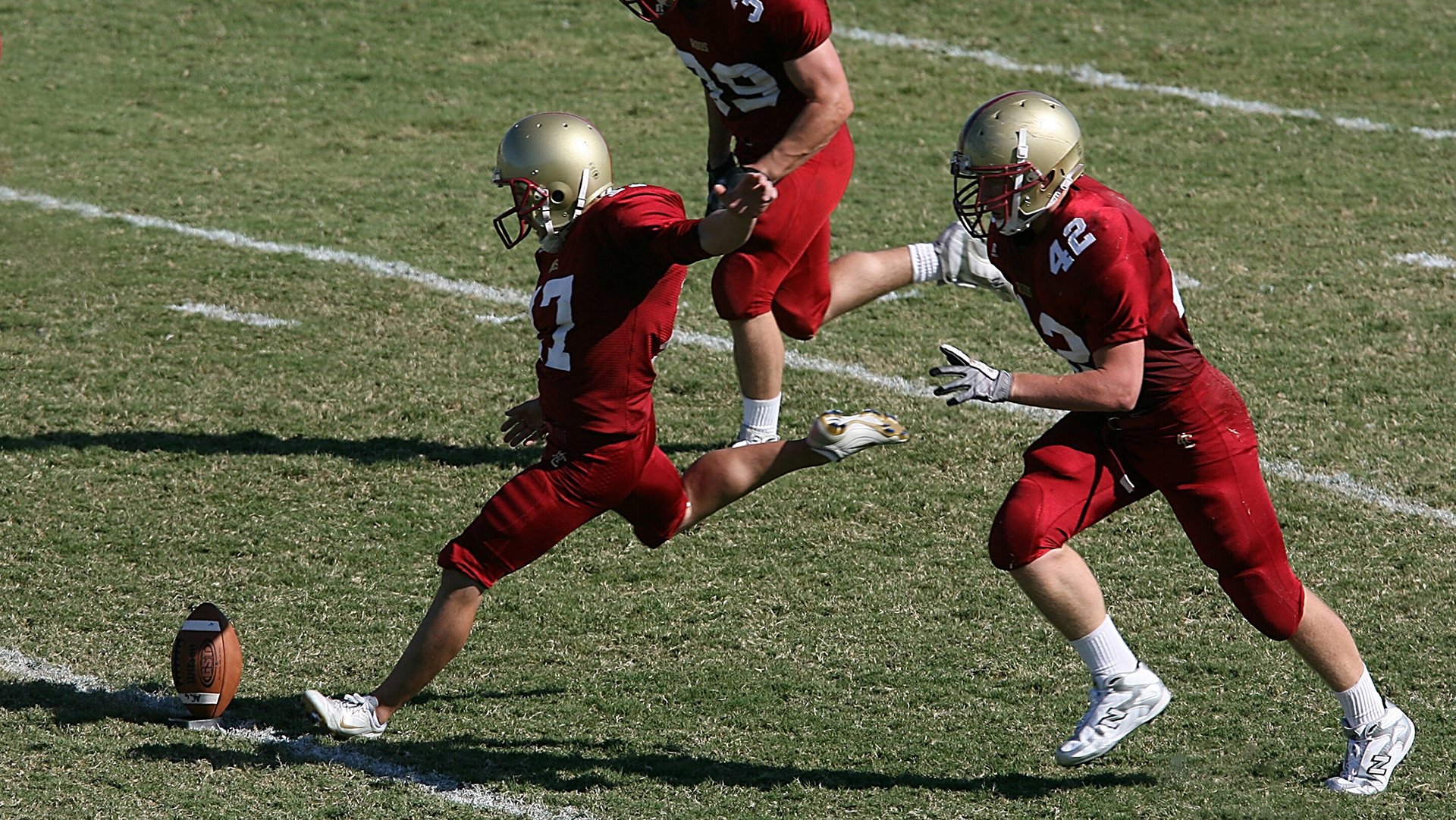 伊拉克对阵佛罗伦萨，当战火硝烟遇见文艺复兴，门迪用足球缝合两个世界